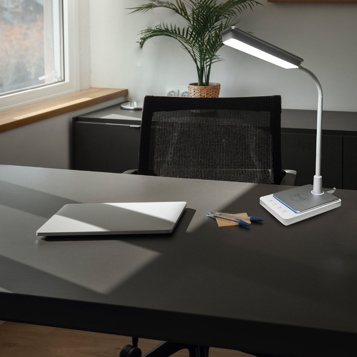 LAMPARA DE MESA MODERNA CON CARGADOR DE CELULAR CHANDREL