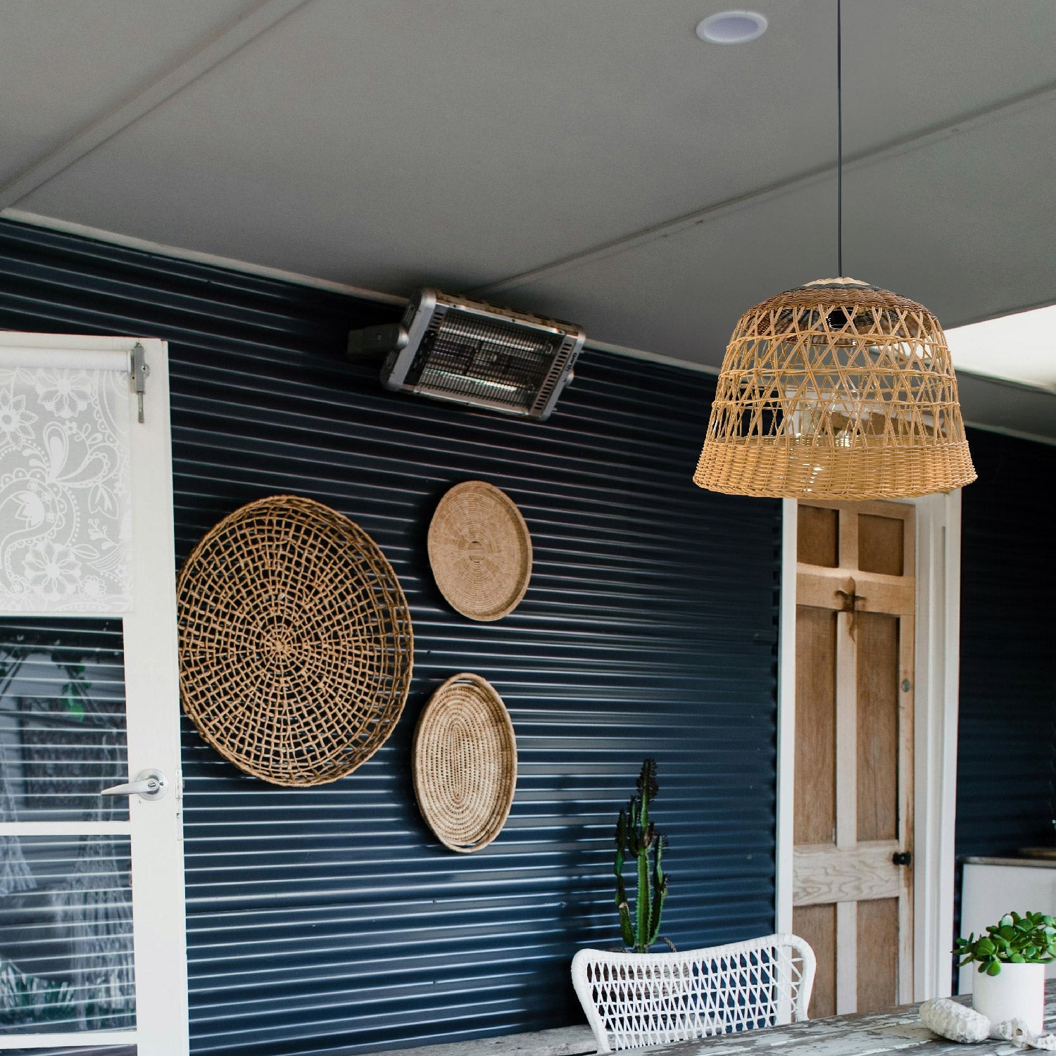 lámpara colgante estilo boho decorando un portico