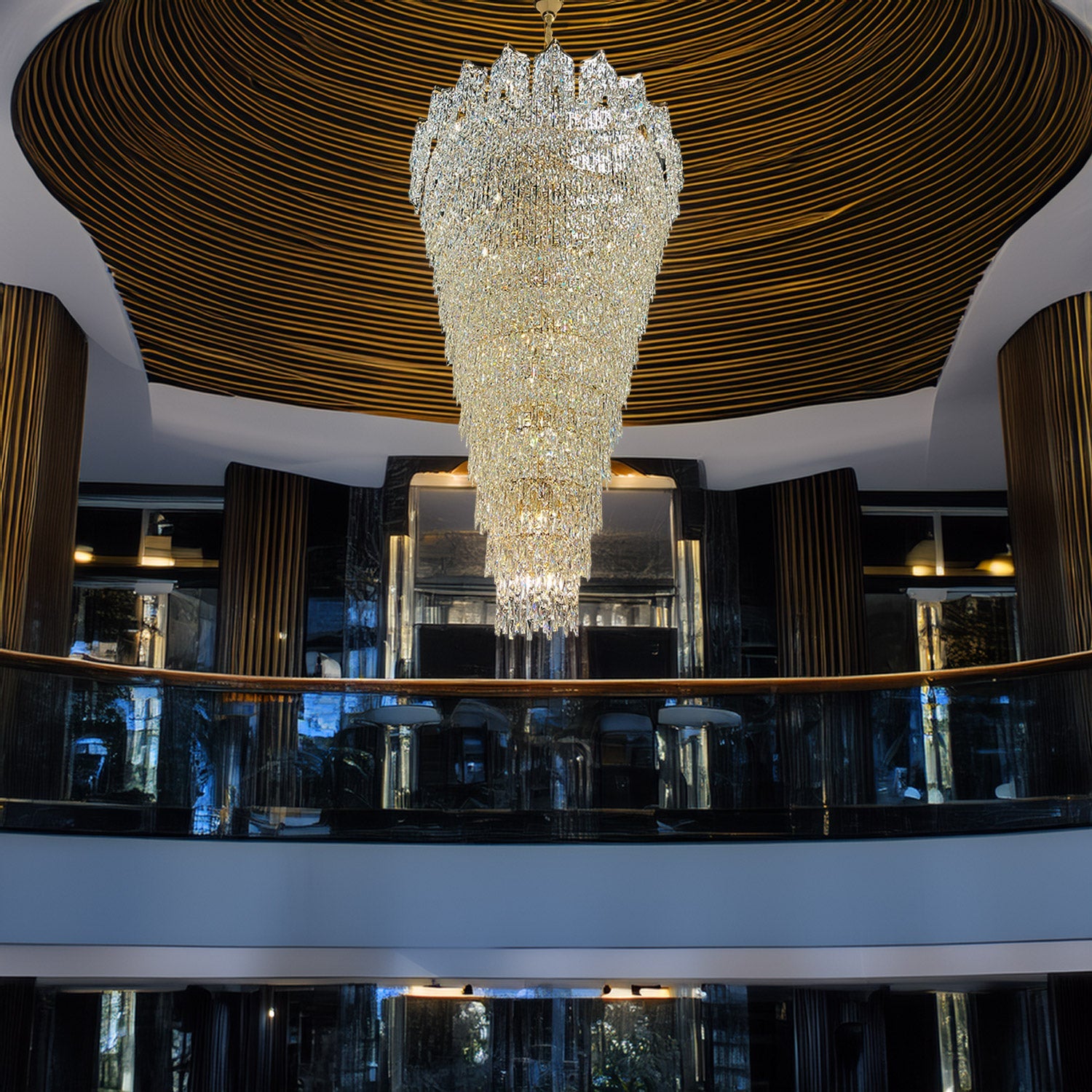 Showroom retail con iluminación de acento sobre los productos