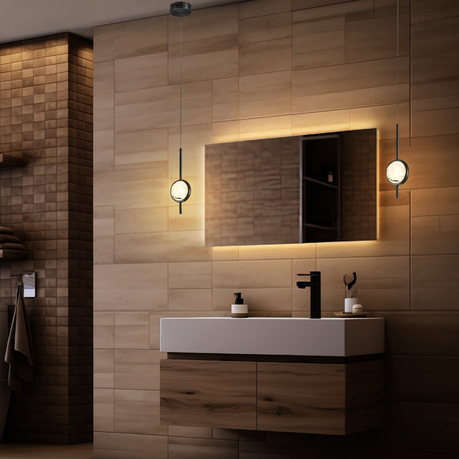 Baño moderno bien iluminado con arbotantes junto al espejo