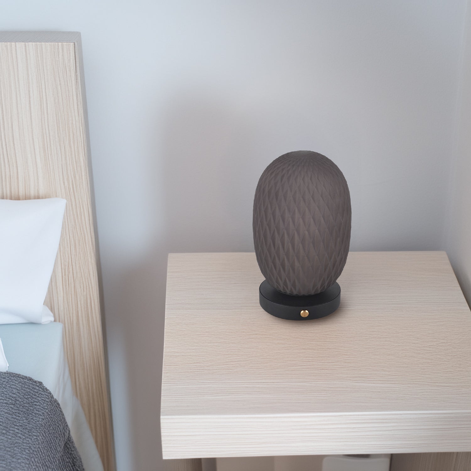 Lámpara Boggi en ambiente: mesa auxiliar minimalista con luz tenue íntima