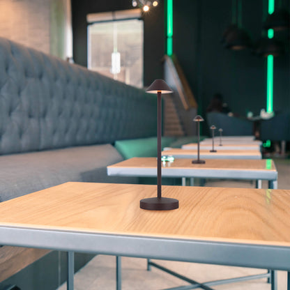 Lámpara Nelly en ambiente: buró con textiles neutros y madera
